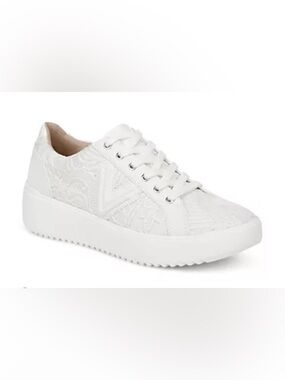 VIONIC Kearny Lace-Up Sneakers. Size 9